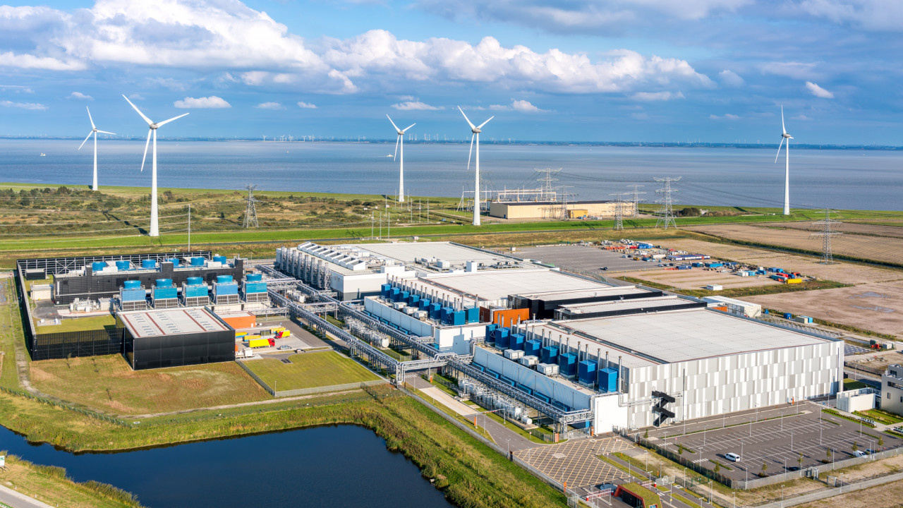 Luchtfoto van Google Datacentrum in Eemshaven (Groningen)